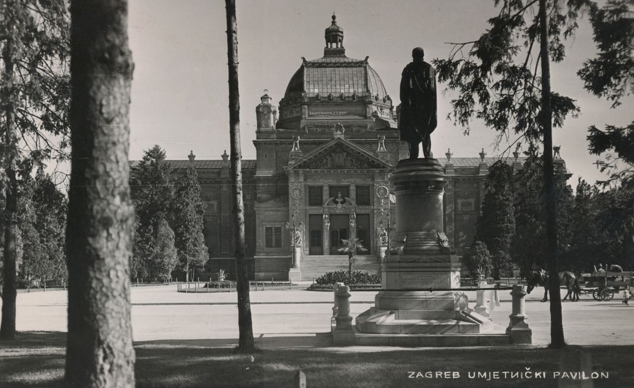 Pogled na Umjetnički paviljon i spomenik Petru Preradoviću. Trg Josipa Juraja Strossmayera, i Trg kralja Tomislava, oko 1935. godine